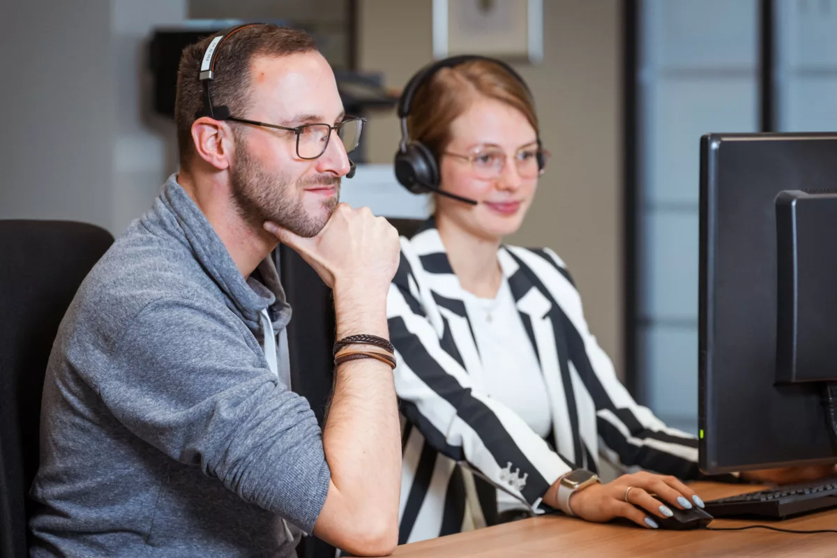 Mitarbeitende des Schulung und Service Teams arbeiten am PC